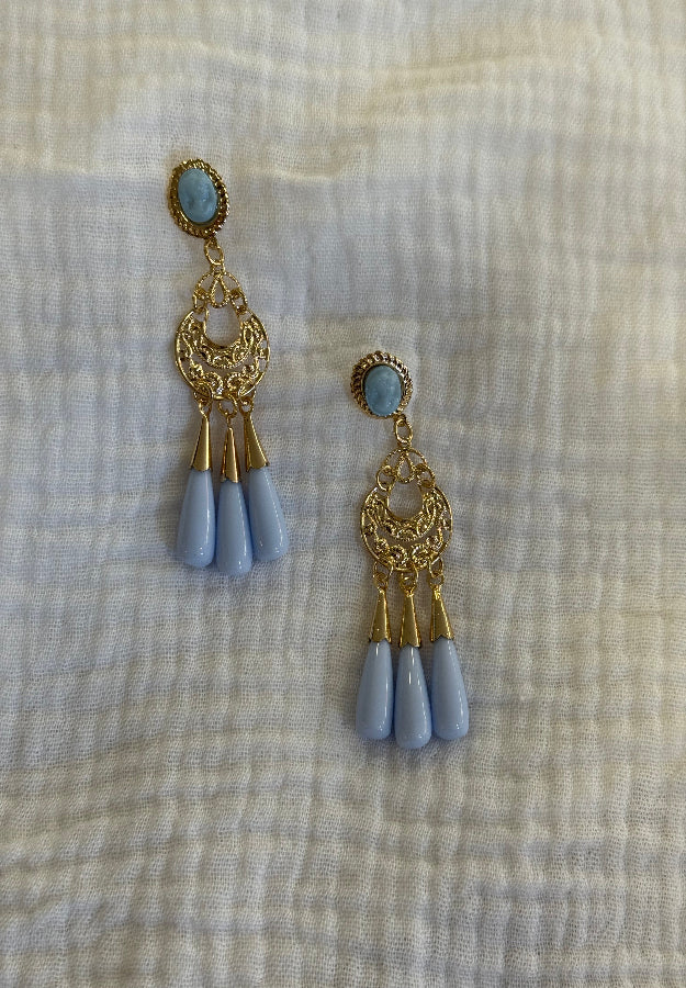 Pendiente triple lágrima celeste