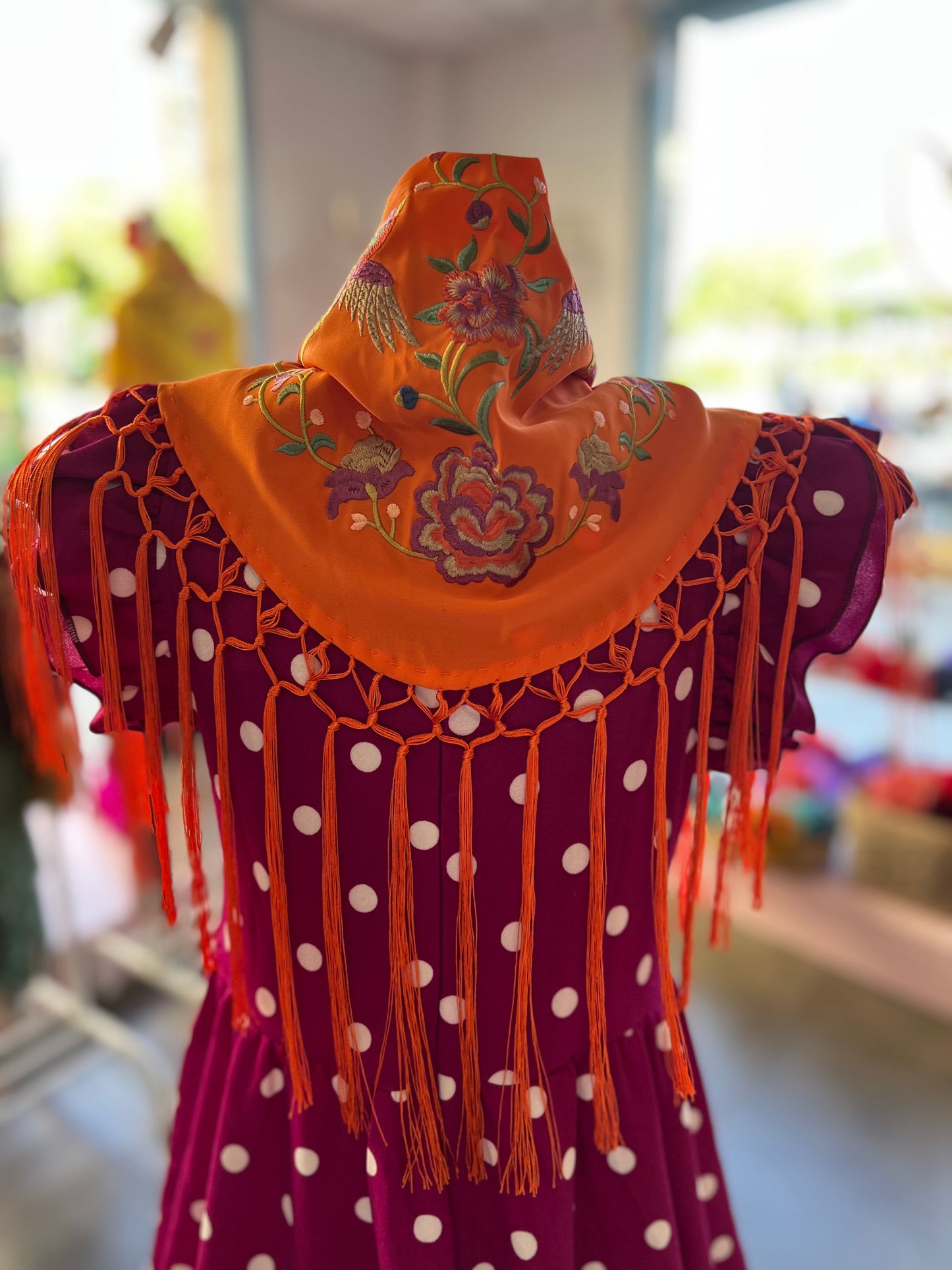 Mantón Niña Pájaro Fondo Naranja