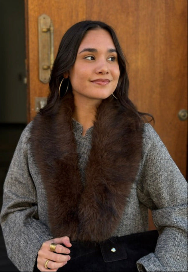 Cuello de Pelo Marrón