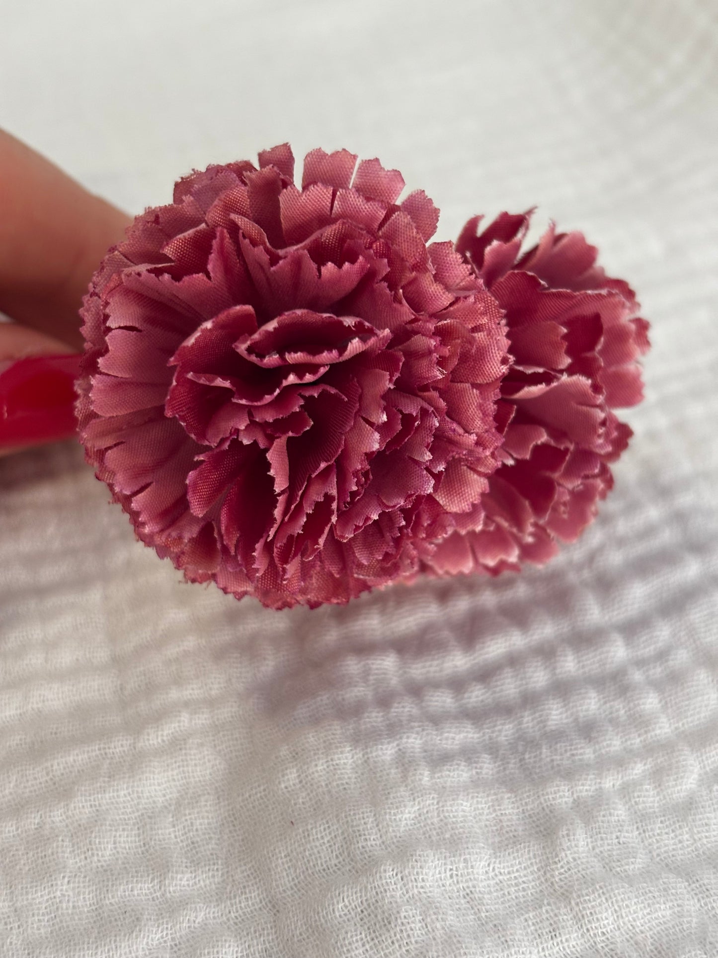 Peinecillo clavel rosa maquillaje oscuro