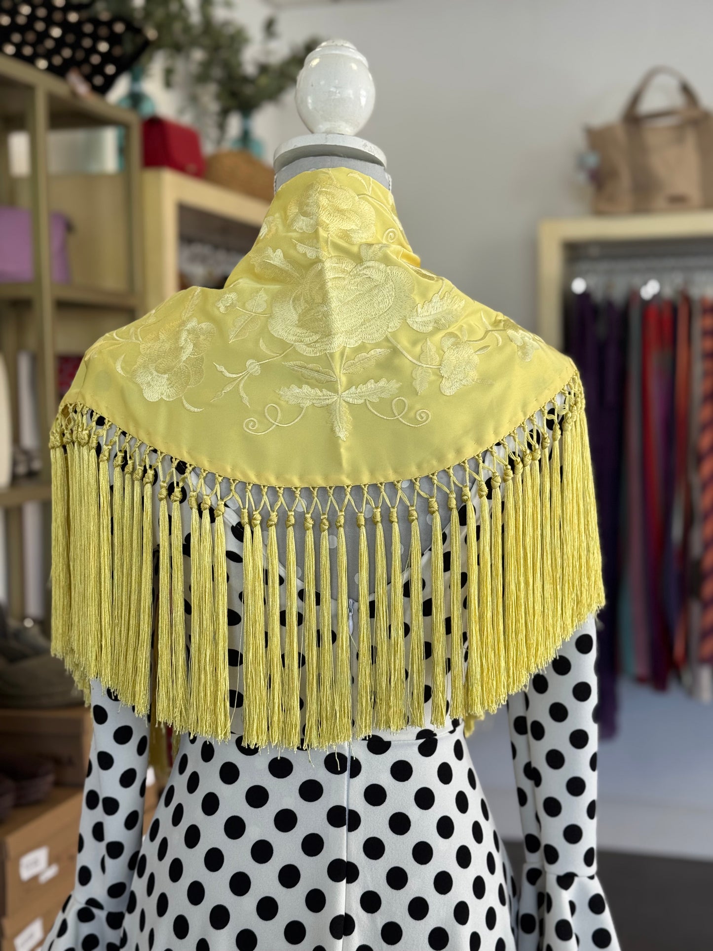 Mantón María al tono amarillo