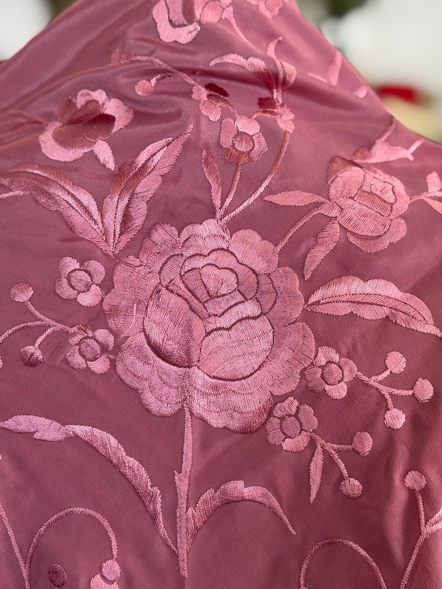 Mantón bordado rosa