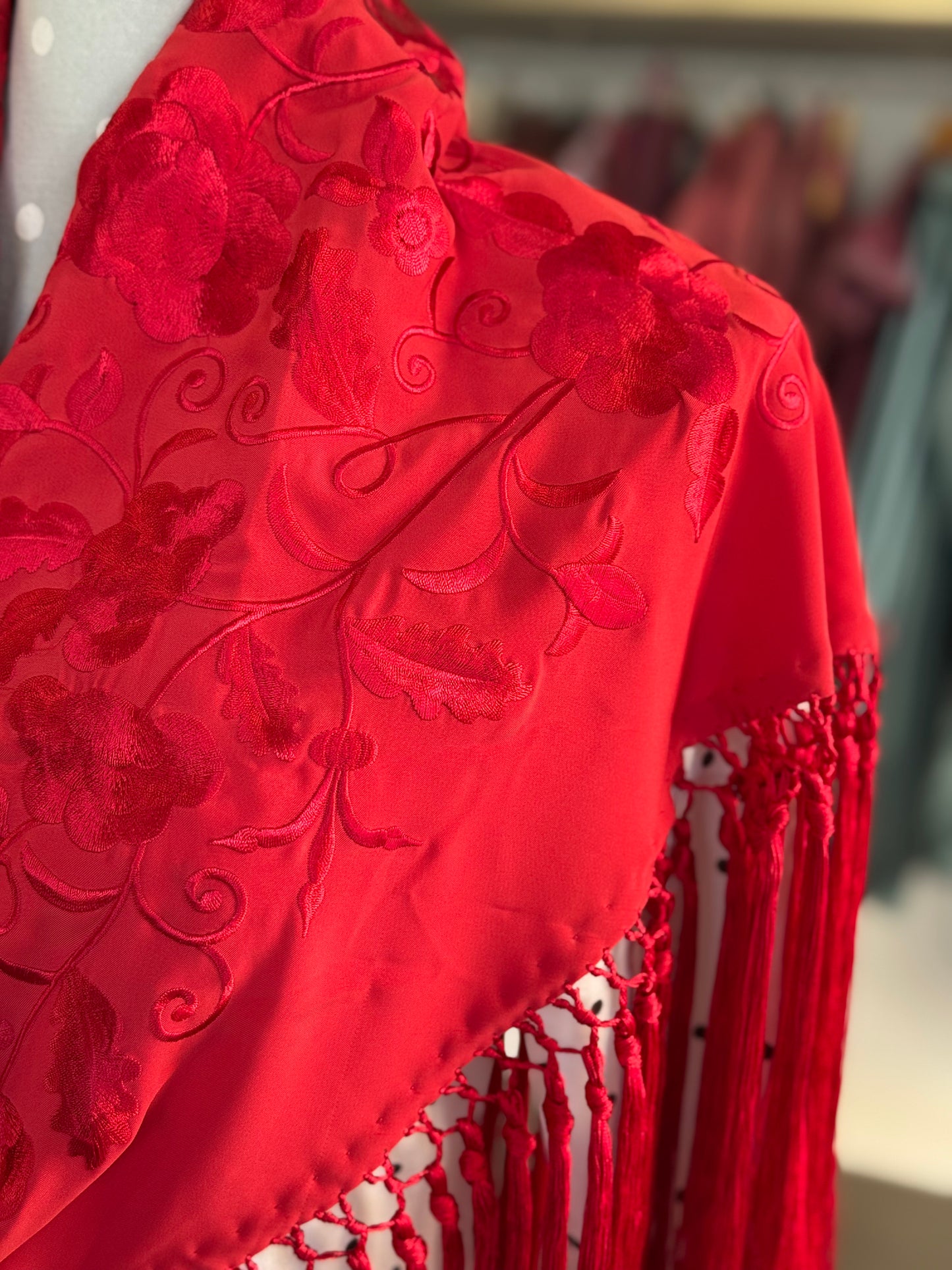 Mantón Ángela al tono rojo