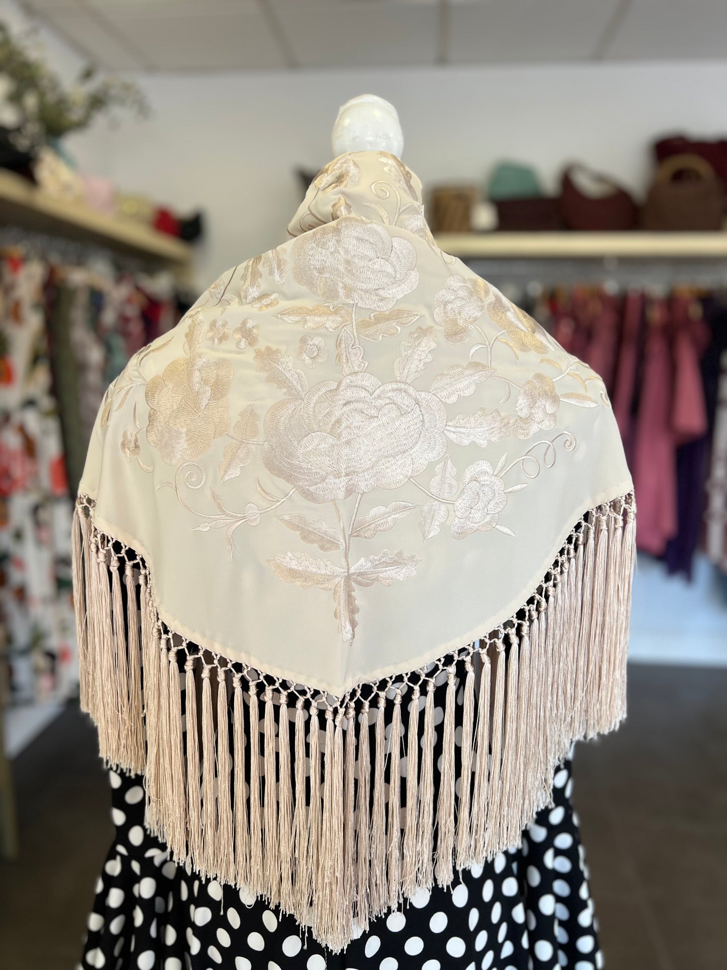 Mantón Angela Al Tono Beige