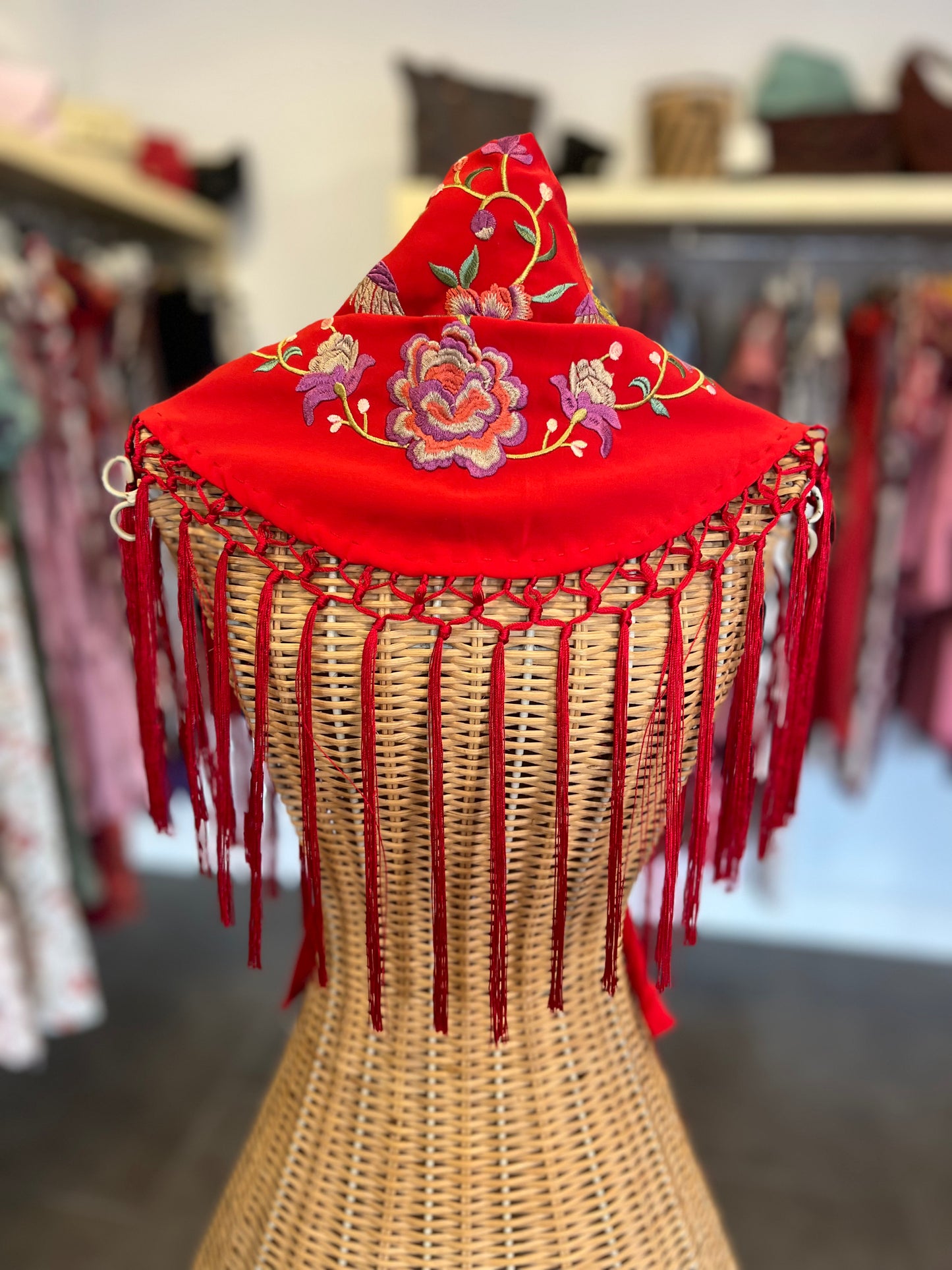 Mantón Niña Pájaros Fondo Rojo