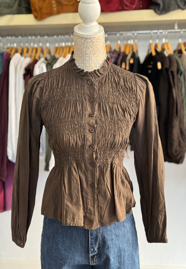 Camisa fruncida marrón
