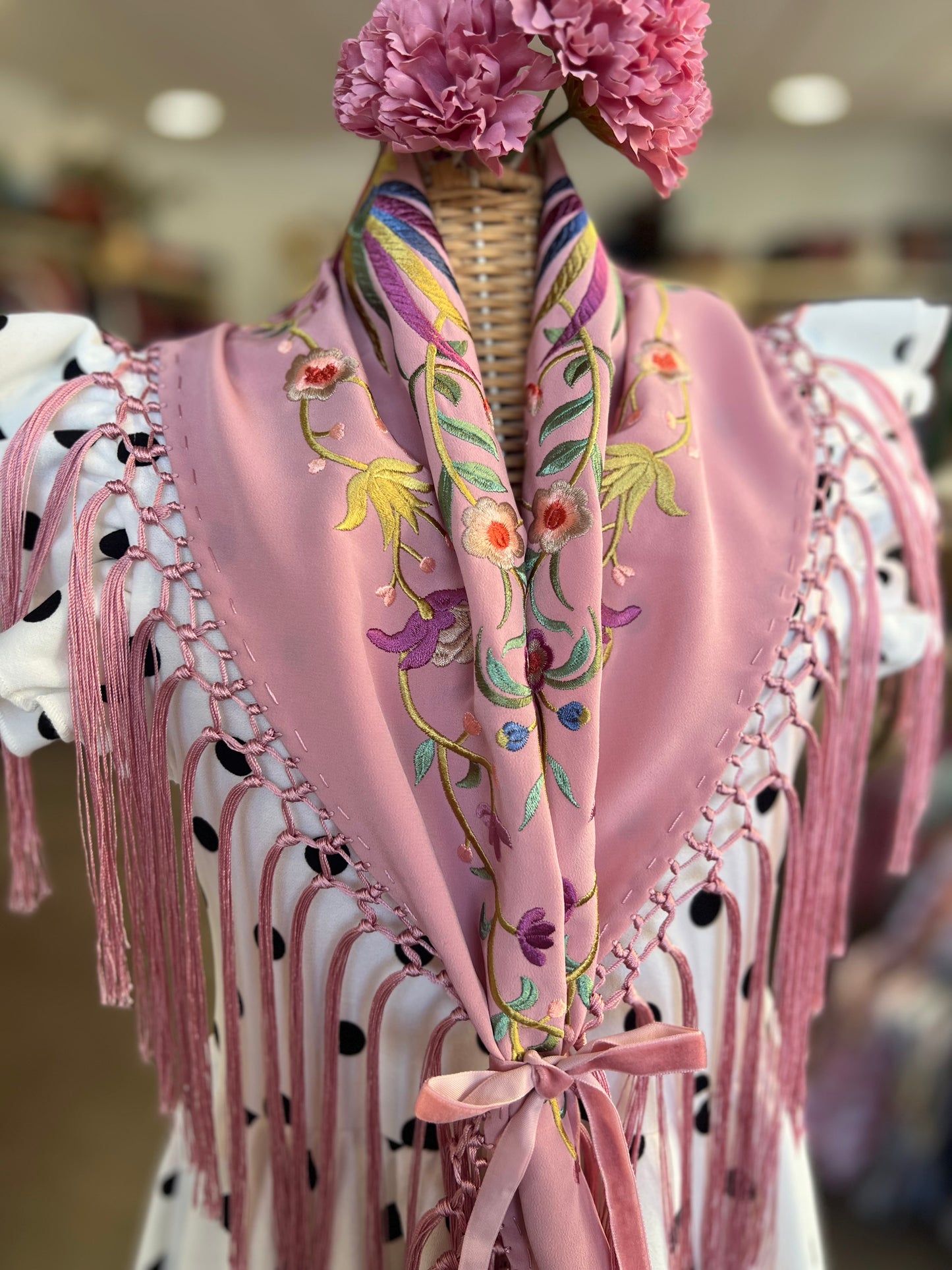 Mantón Niña Pájaros Fondo Rosa Maquillaje