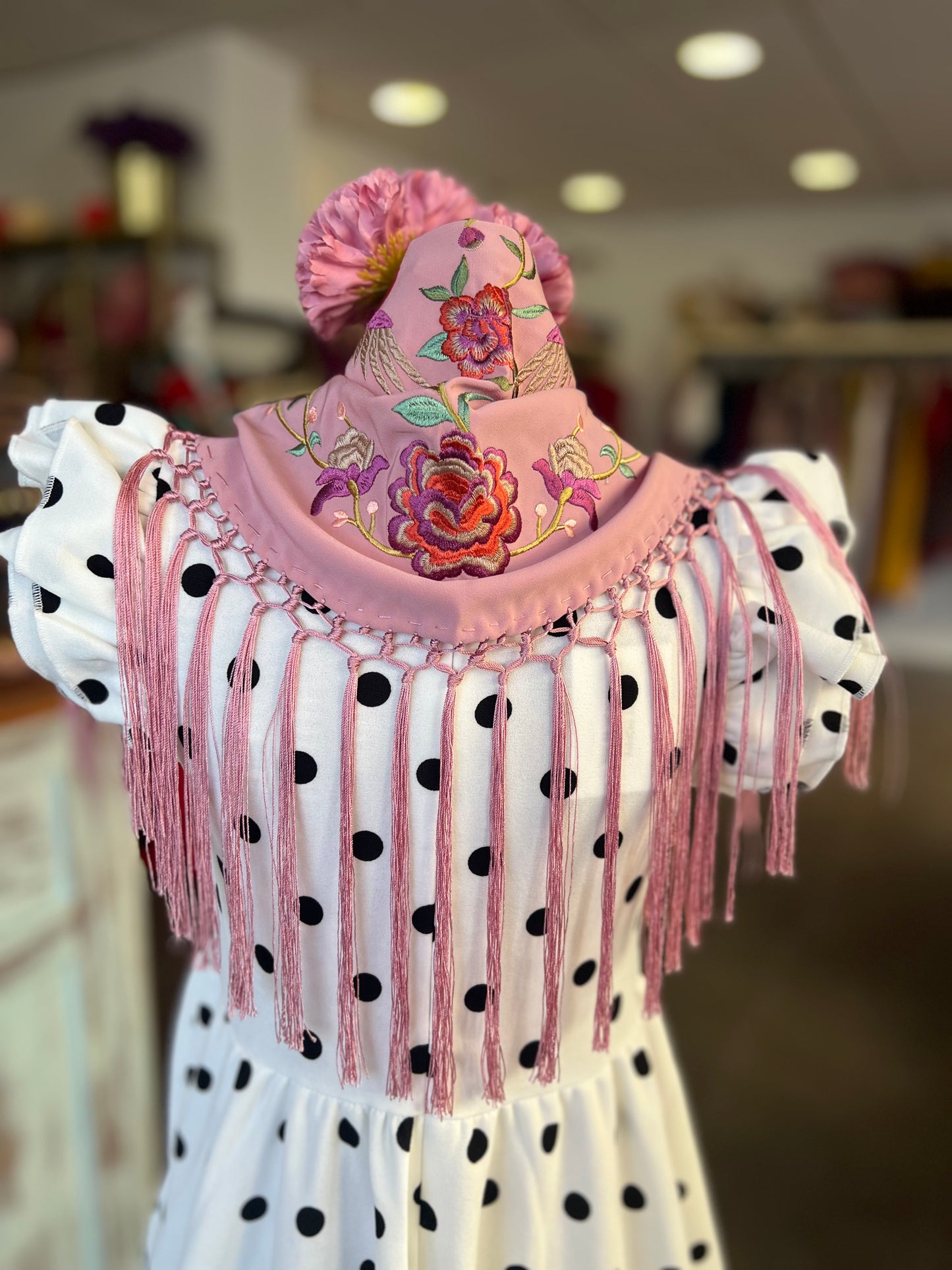Mantón Niña Pájaros Fondo Rosa Maquillaje