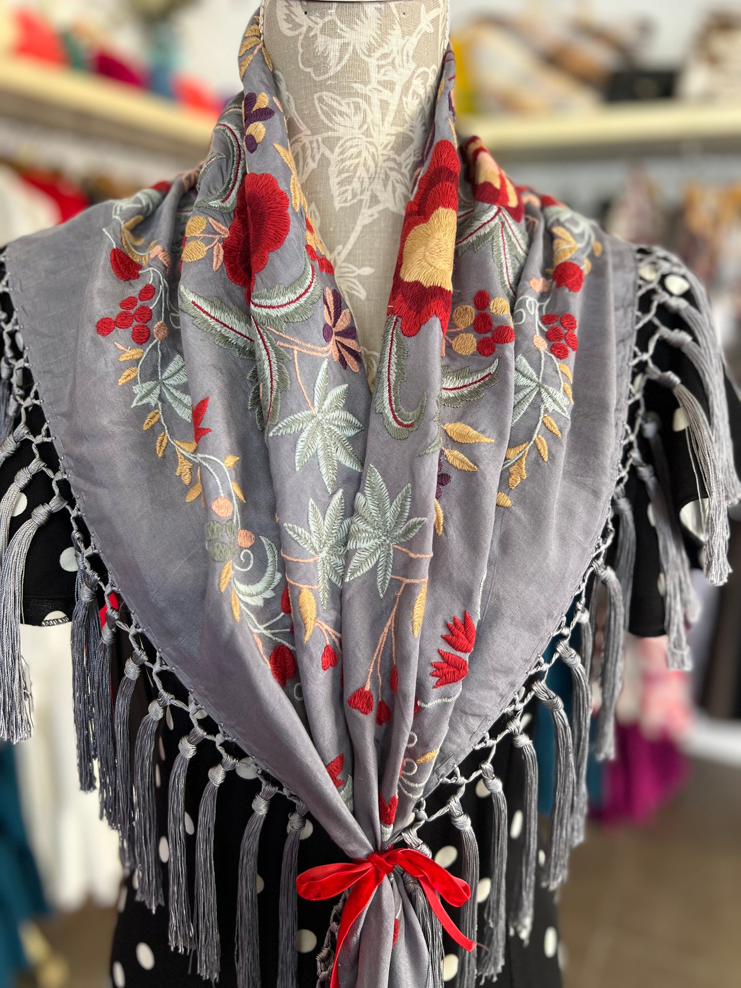 Mantón Cantillana Gris y Rojo