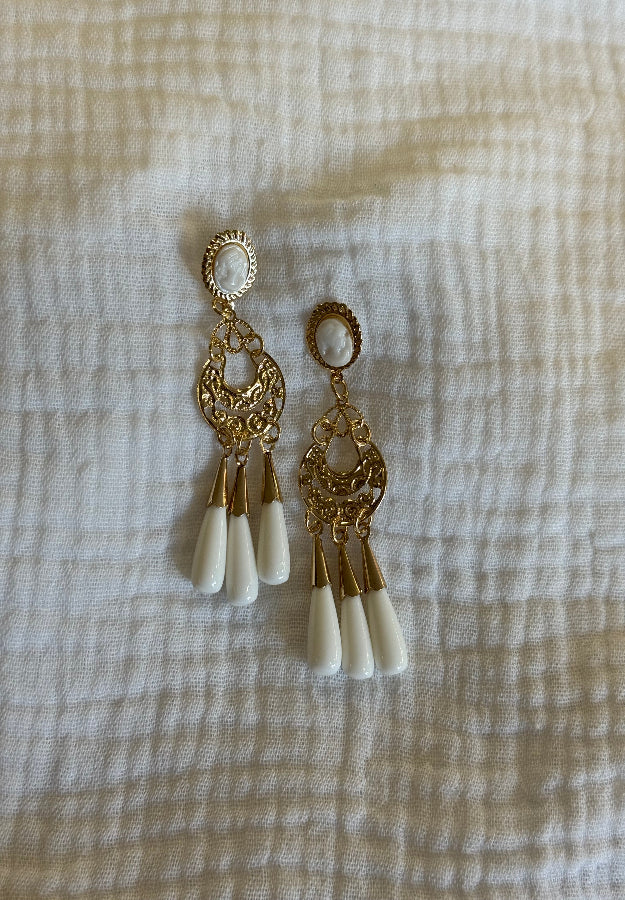 Pendiente triple lágrima beige