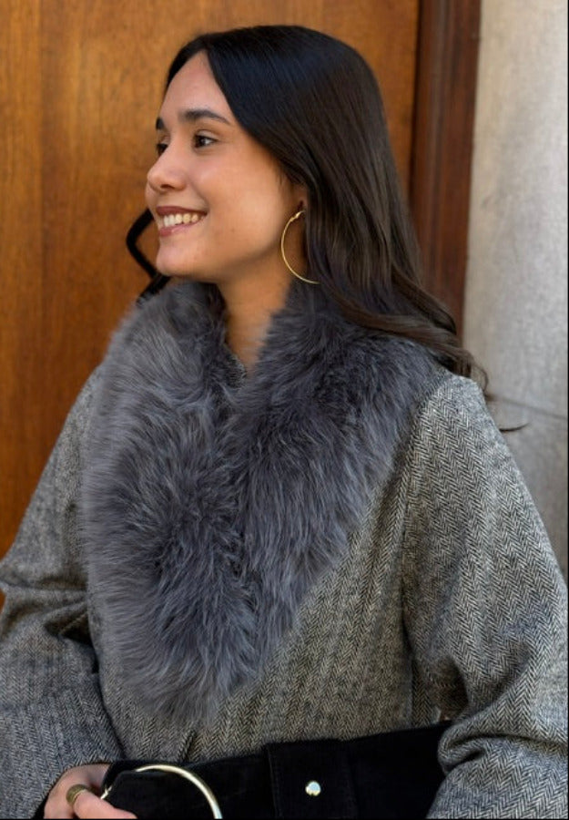 Cuello de Pelo Gris