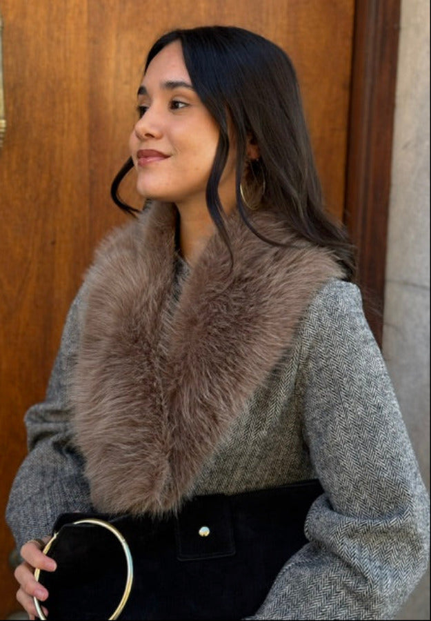 Cuello de Pelo Beige Oscuro