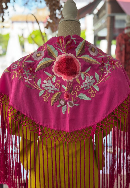 Mantón bordado fondo fucsia