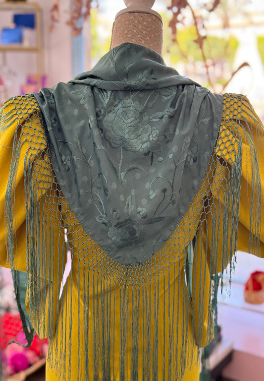 Mantón bordado verde