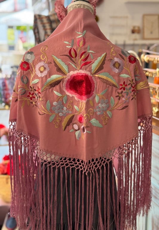 Mantón bordado rosa maquillaje