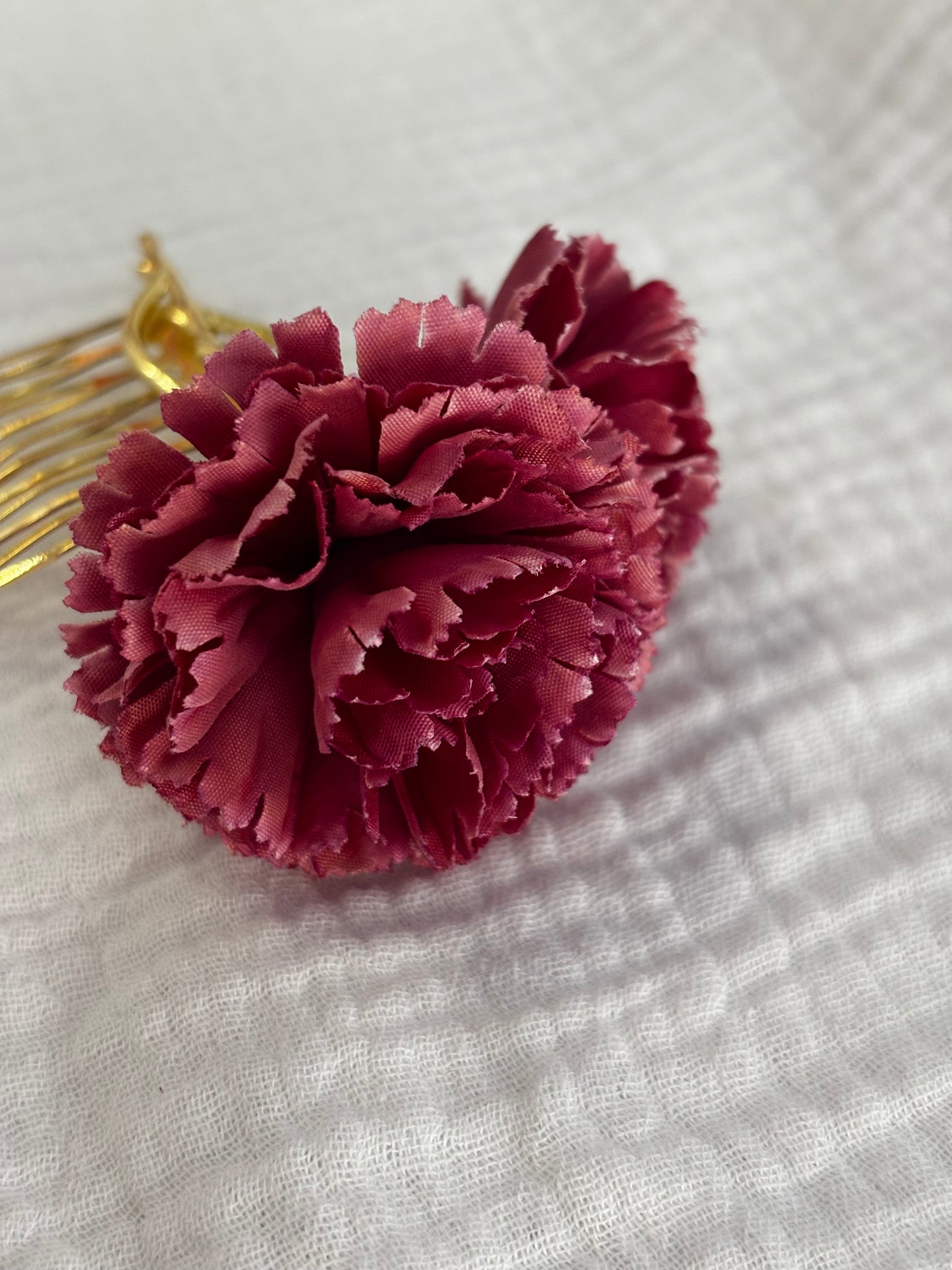 Peinecillo clavel rosa maquillaje oscuro