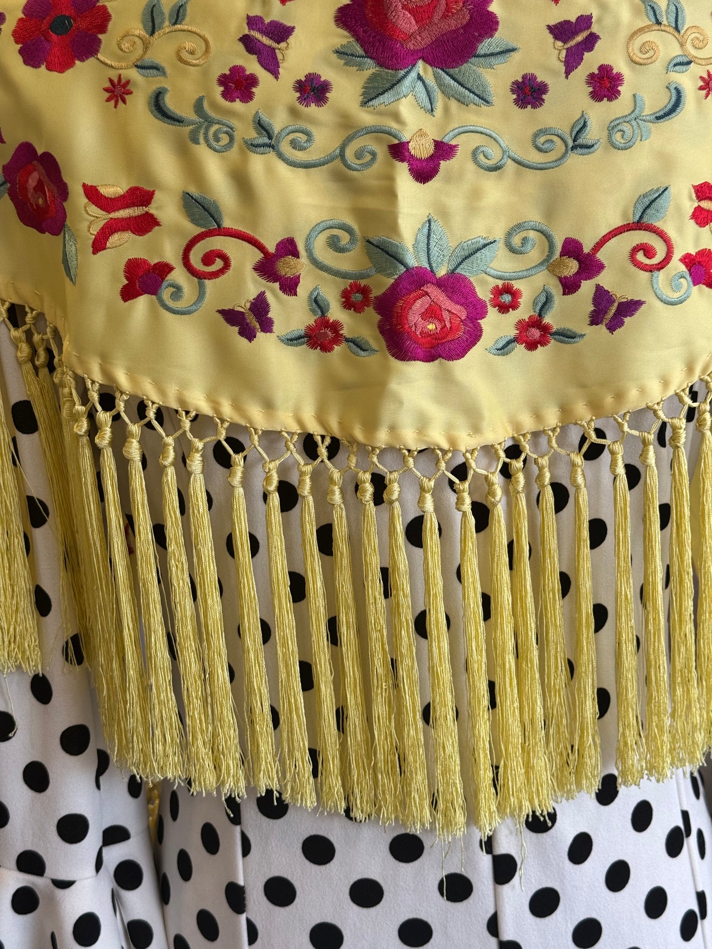 Mantón María amarillo