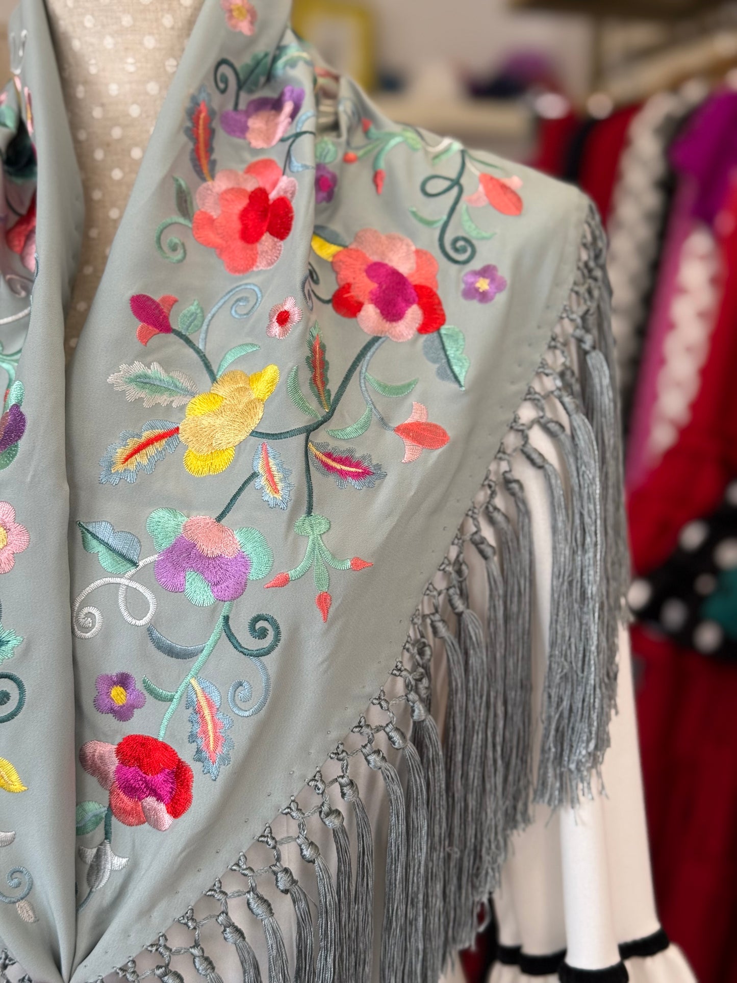 Mantón Carmen verde grisáceo