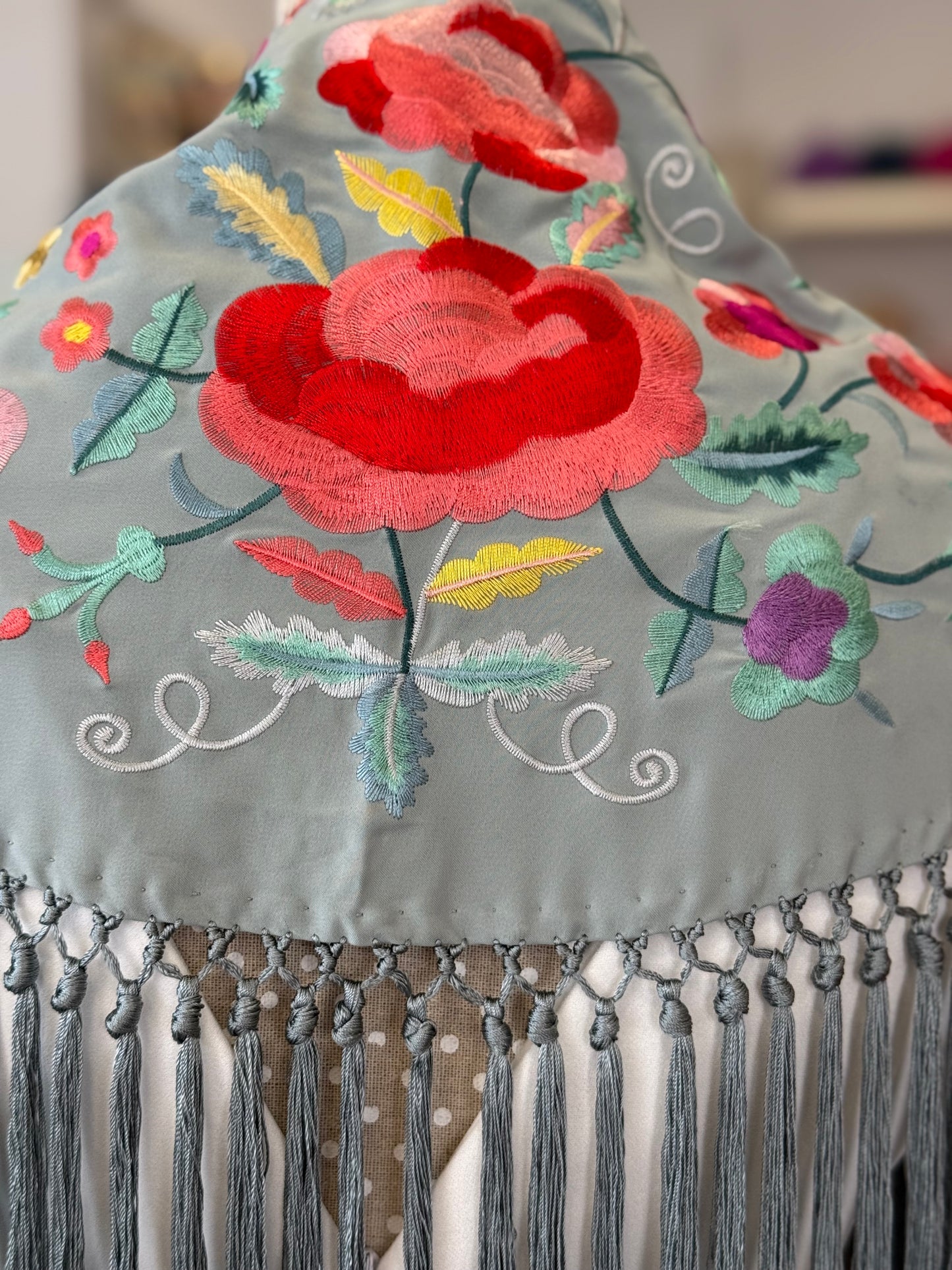 Mantón Carmen verde grisáceo