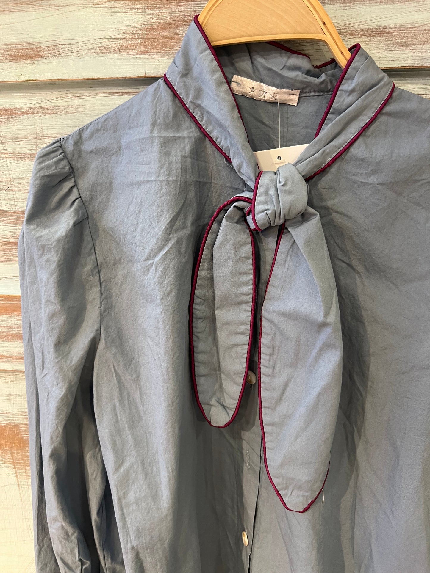 Camisa Celeste Filo Burdeos