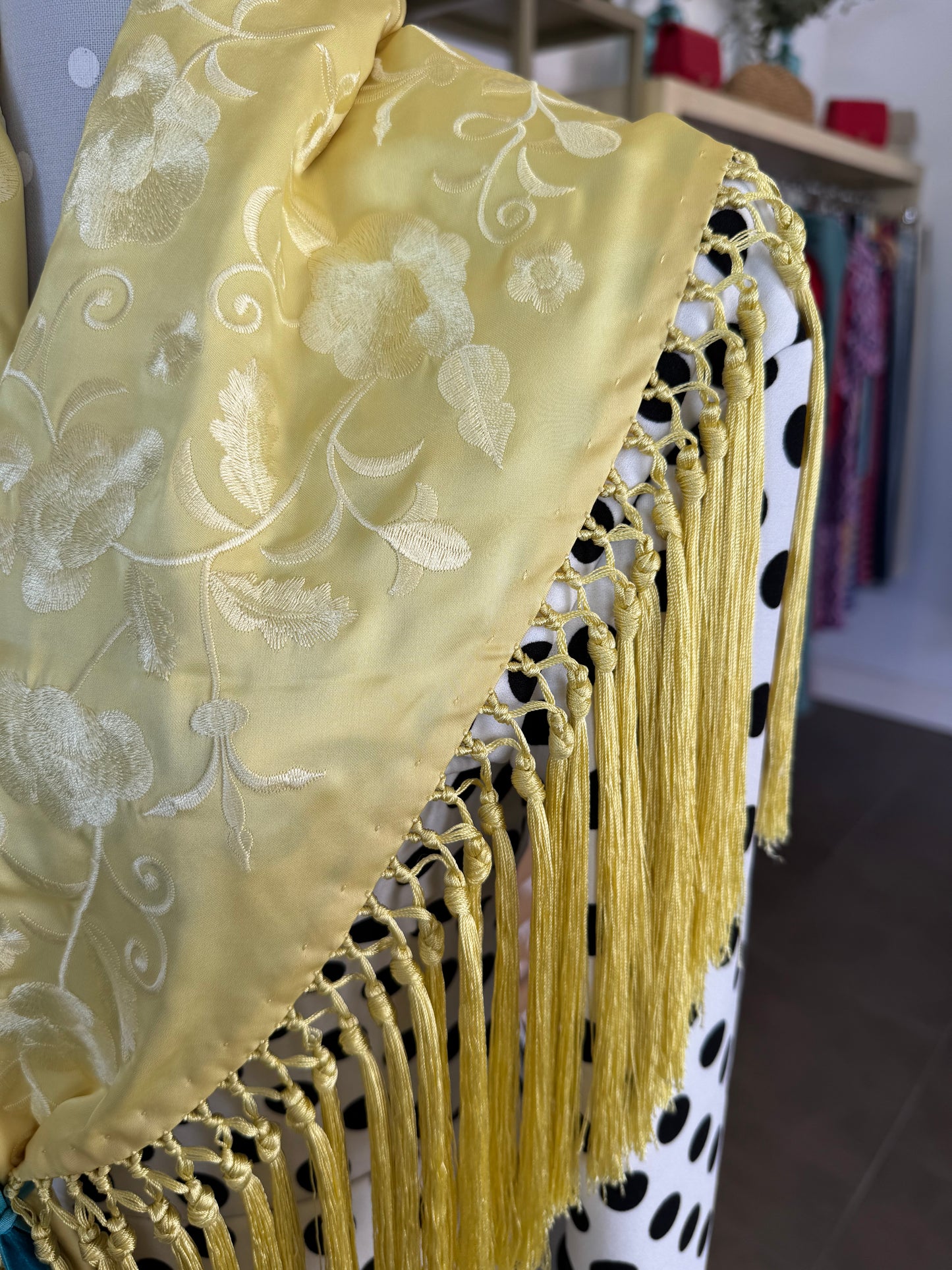 Mantón María al tono amarillo