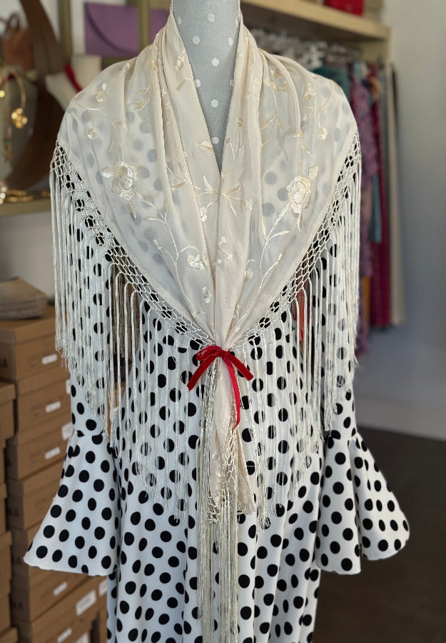 Mantón bordado beige