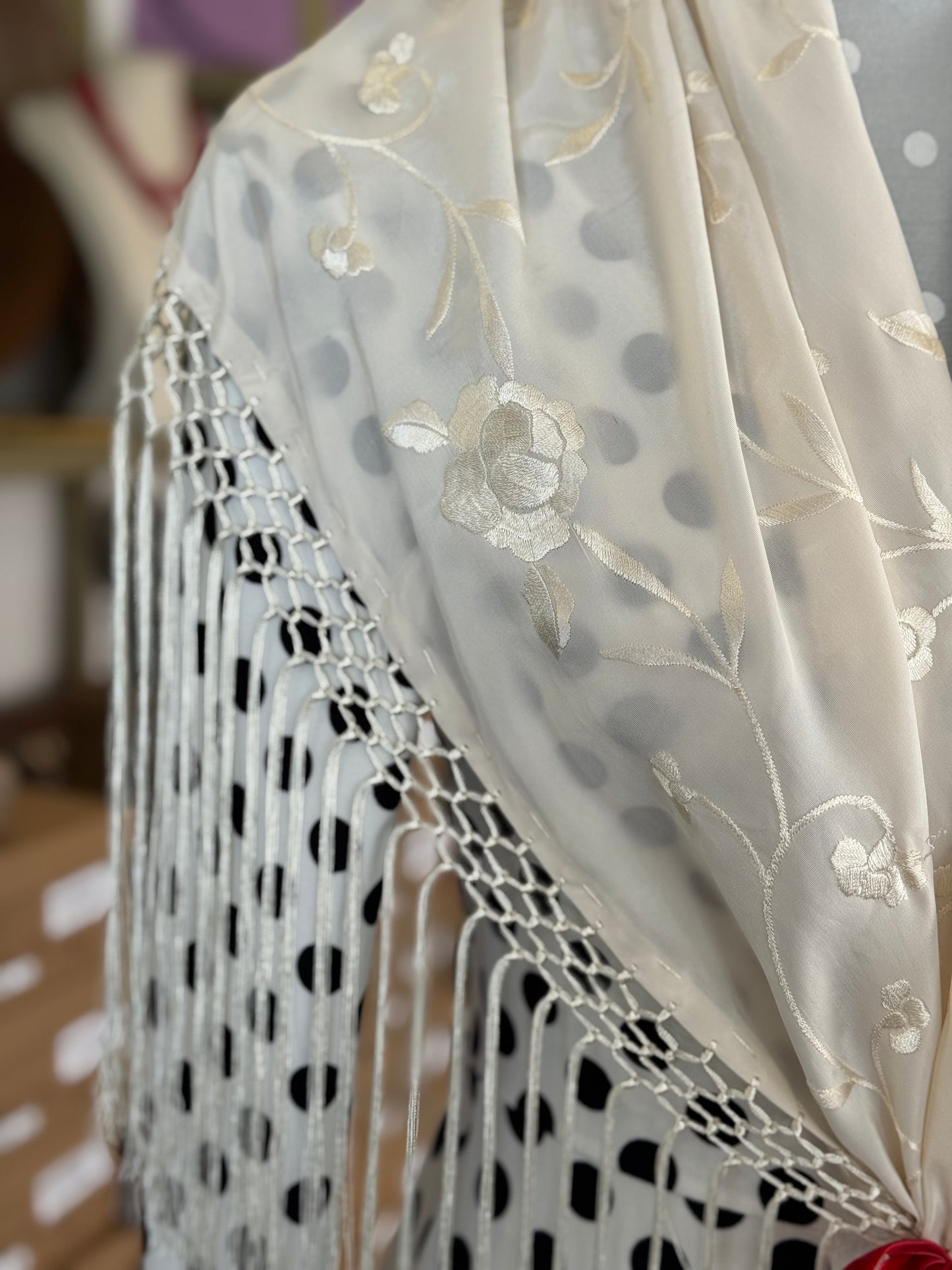 Mantón bordado beige