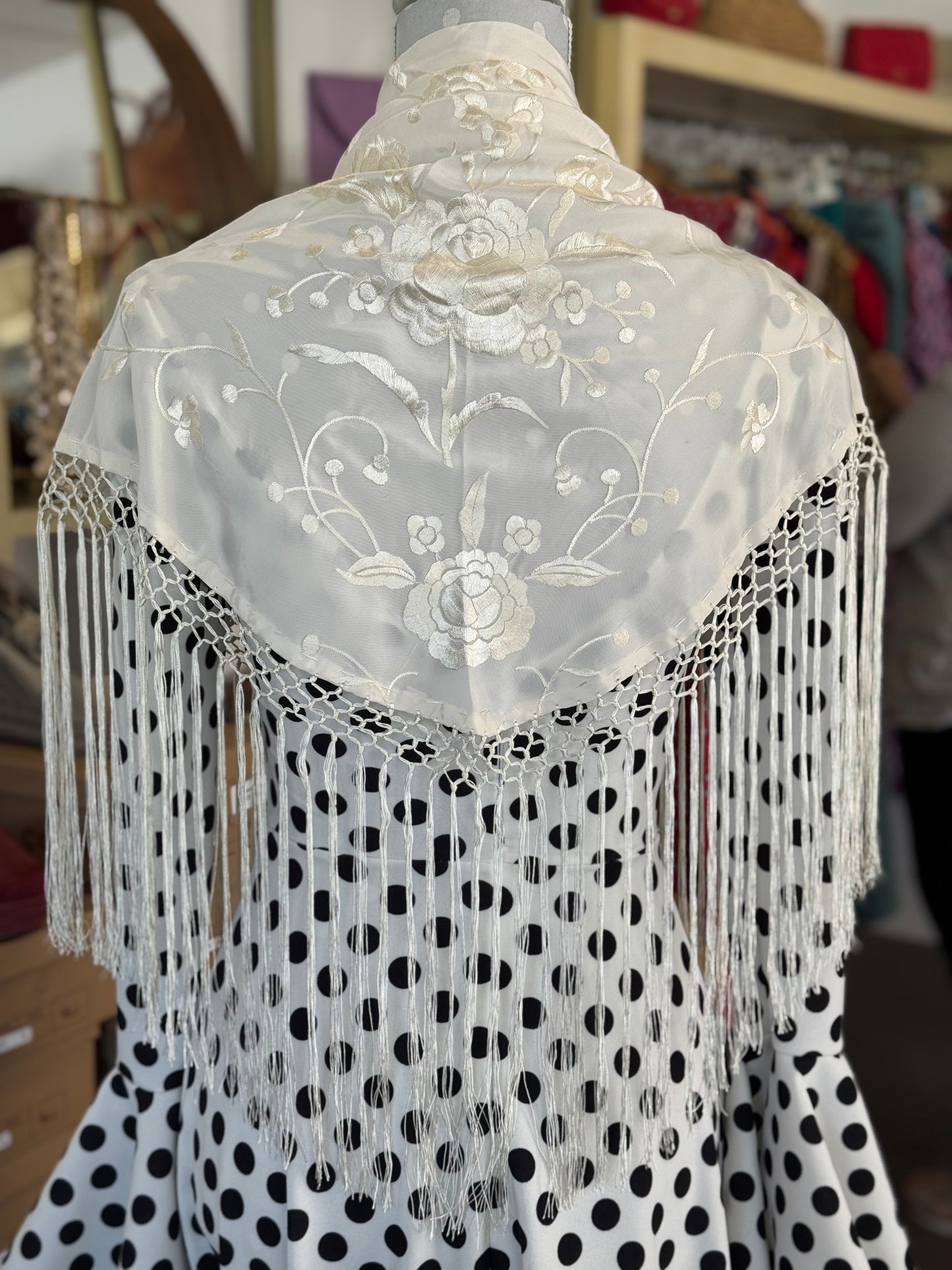 Mantón bordado beige