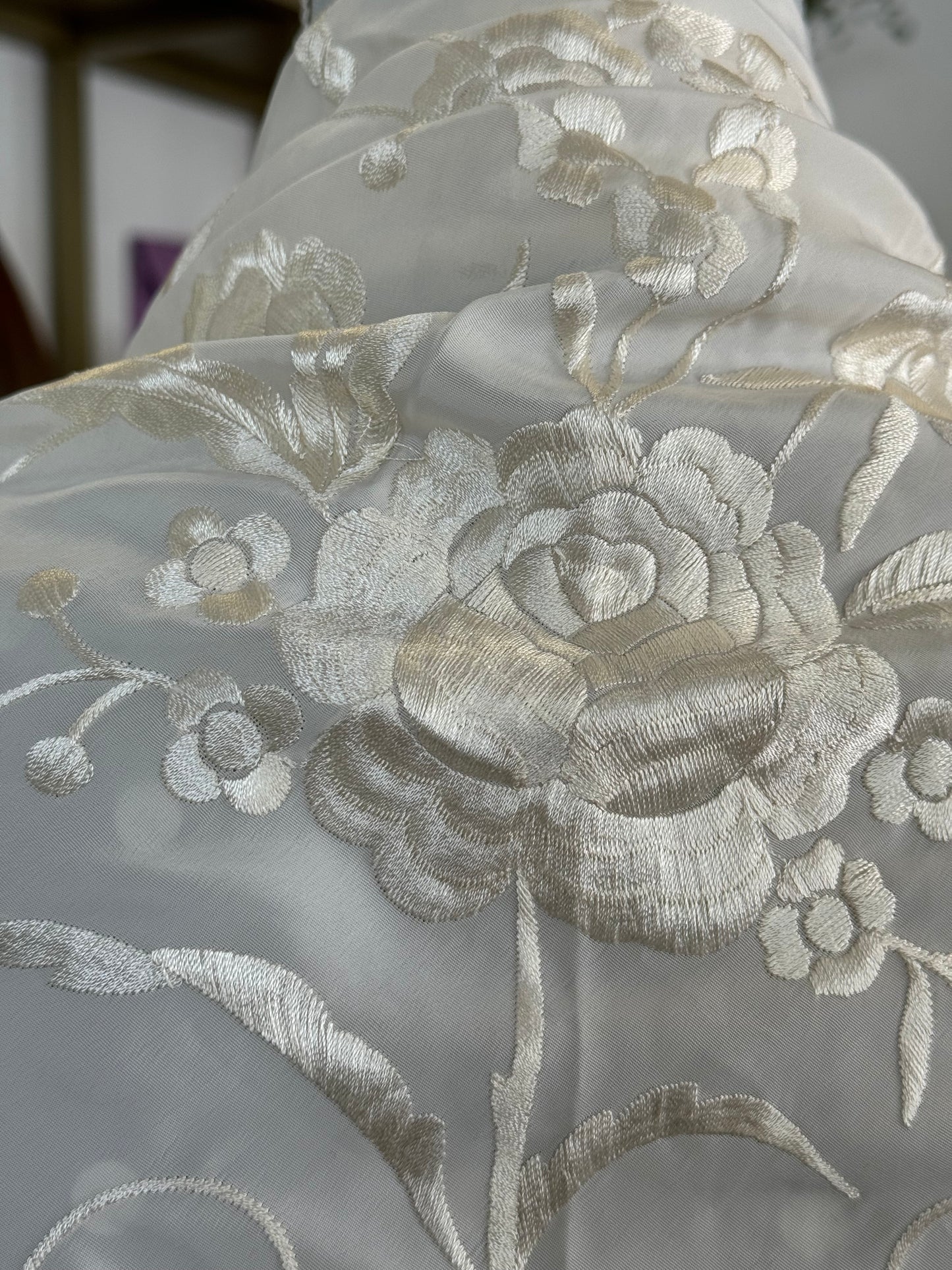 Mantón bordado beige