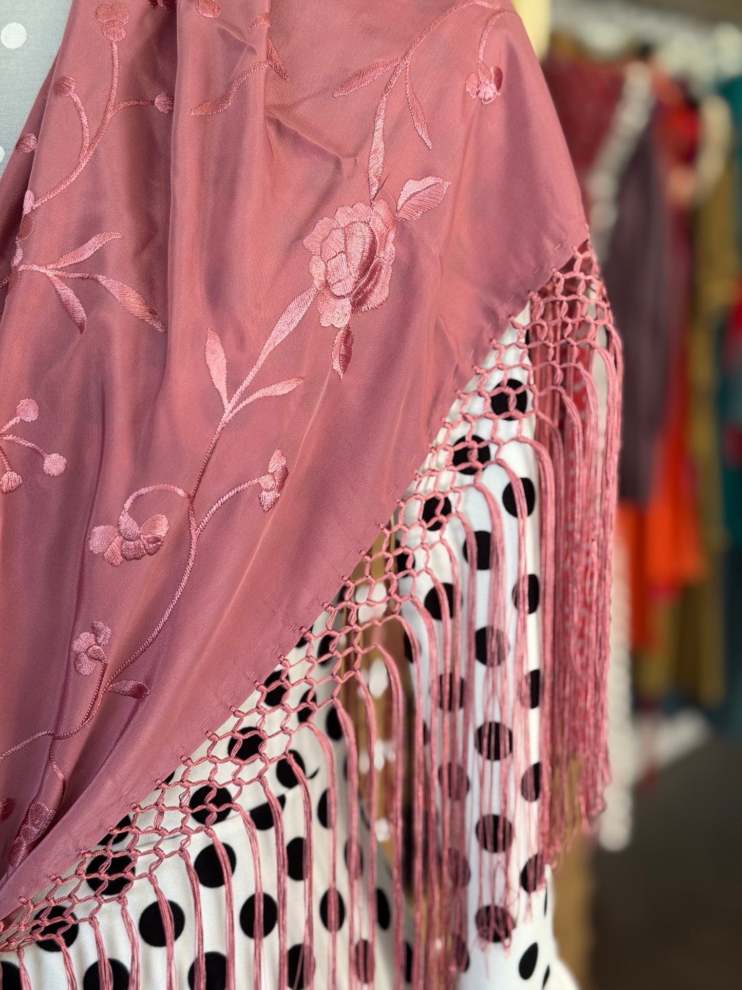 Mantón bordado rosa
