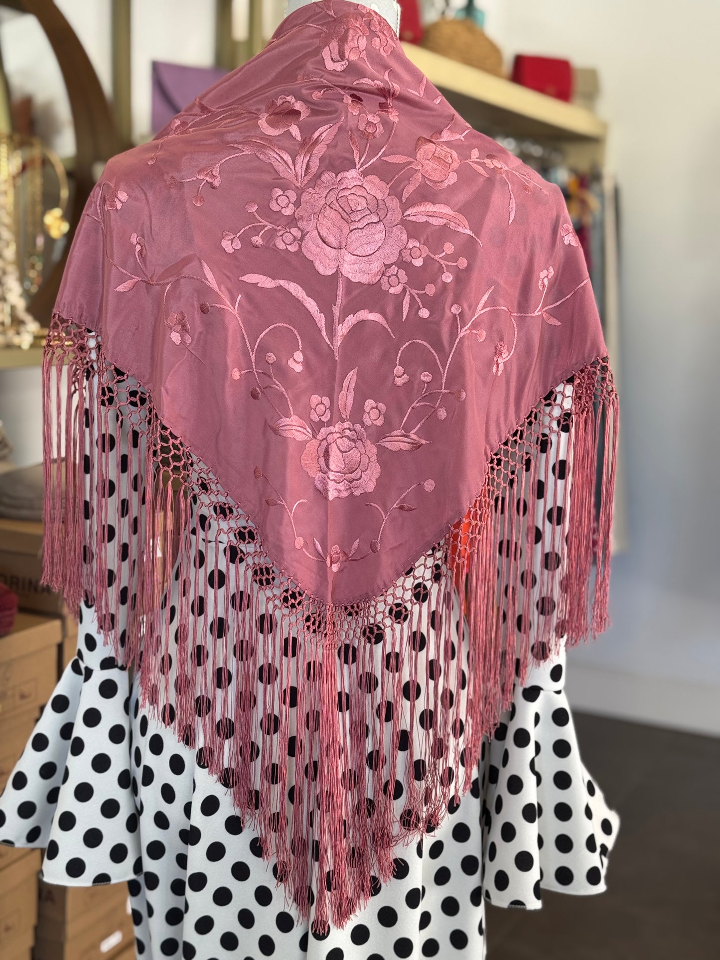 Mantón bordado rosa