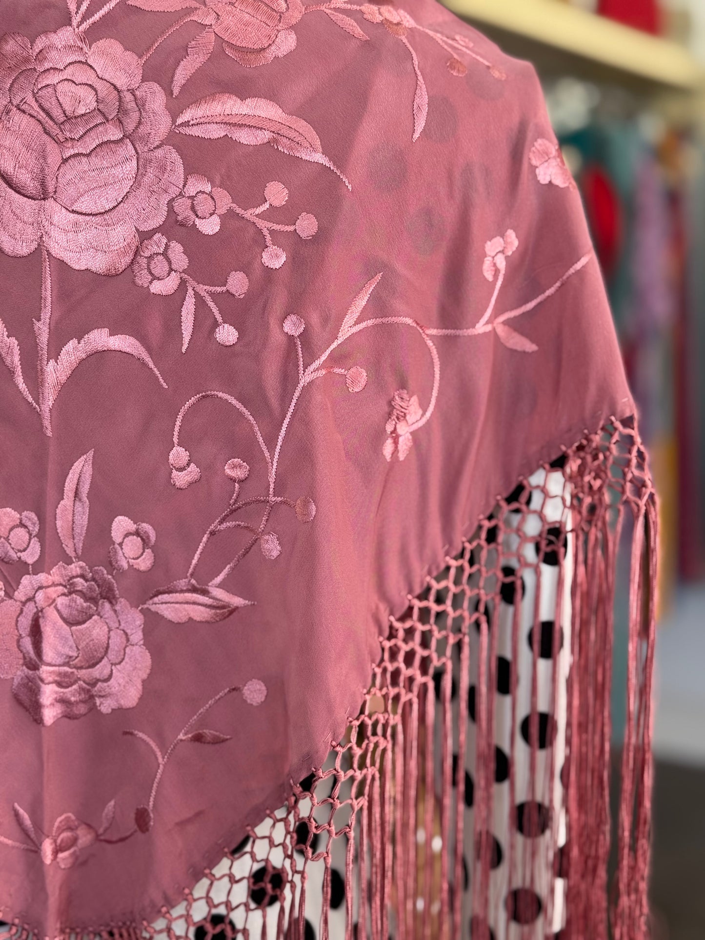 Mantón bordado rosa