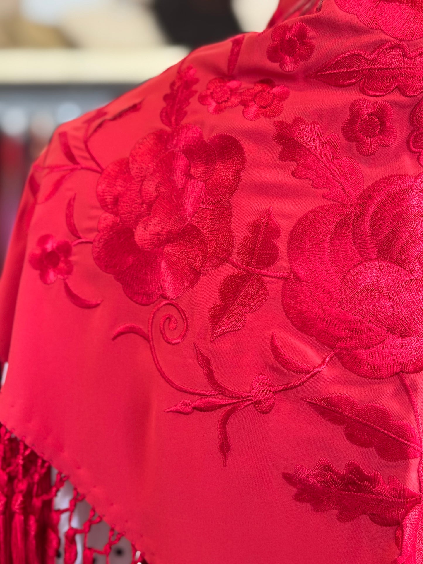 Mantón Ángela al tono rojo