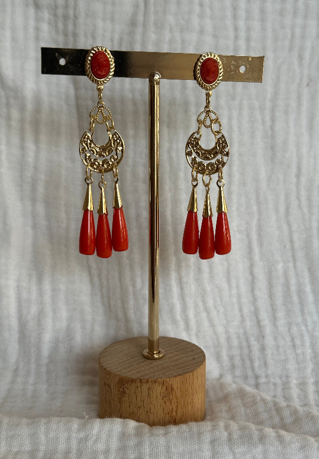 Pendiente triple lágrima coral