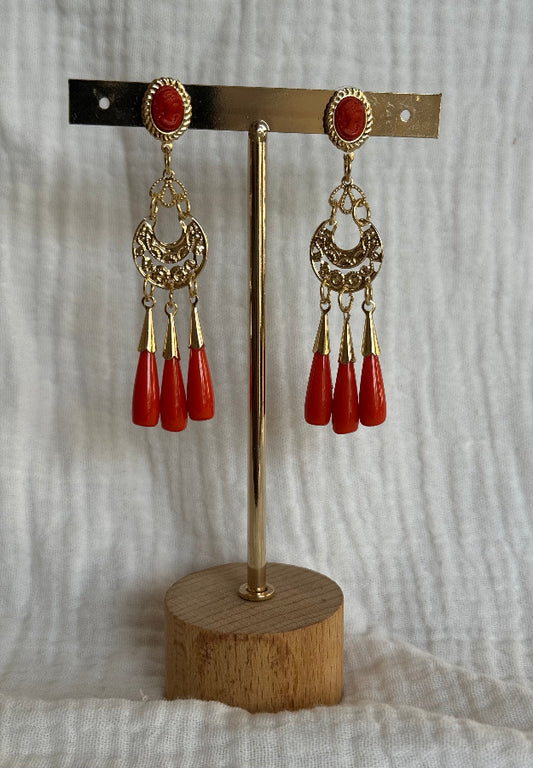 Pendiente triple lágrima coral