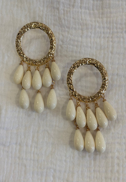 Pendiente lágrima beige