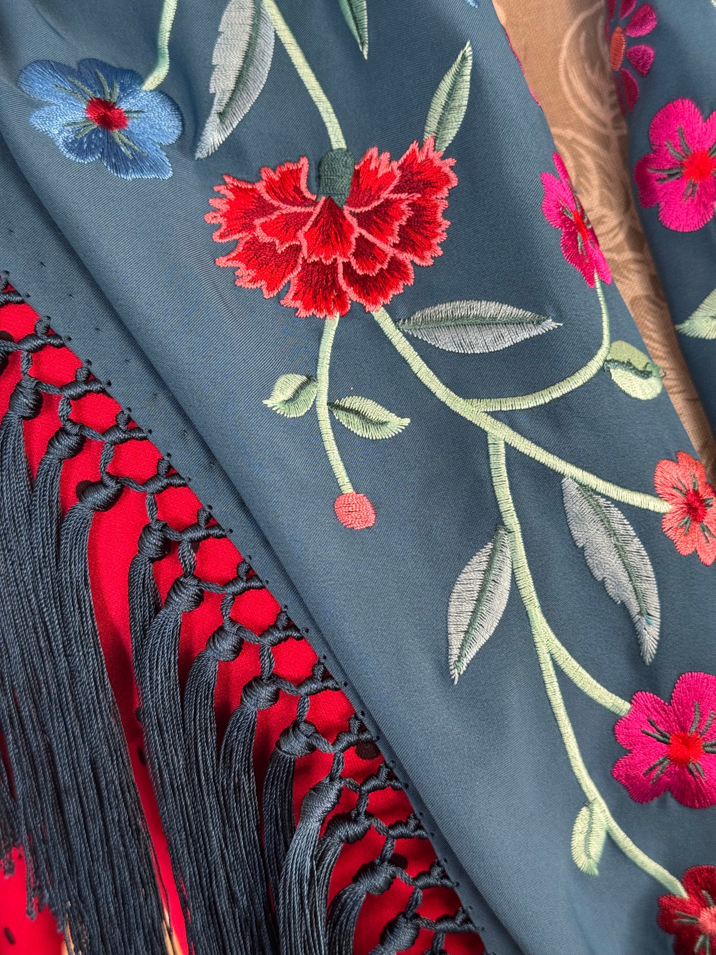 Mantón clavel petróleo