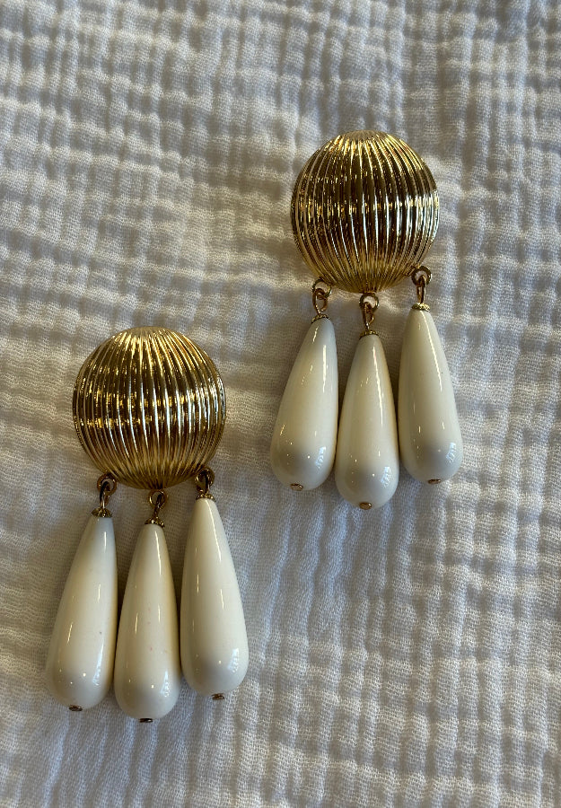 Pendiente botón blanco roto