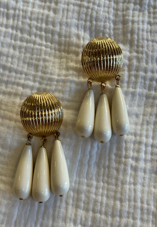 Pendiente botón blanco roto