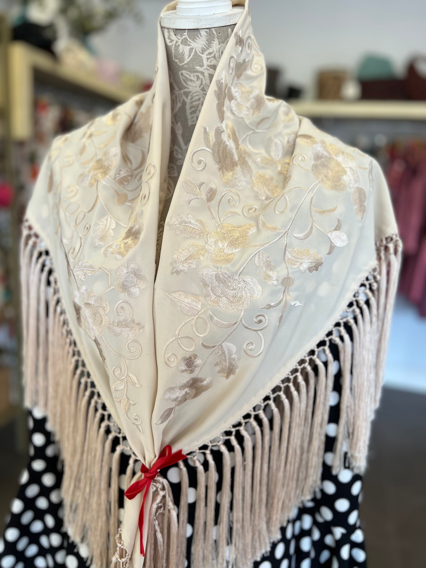 Mantón Angela Al Tono Beige