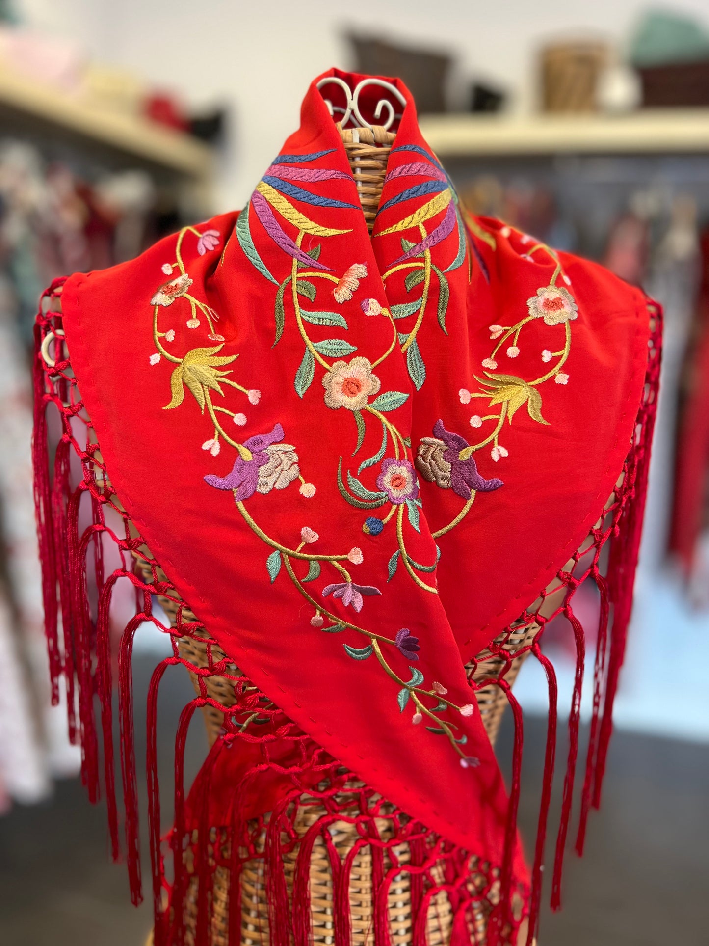 Mantón Niña Pájaros Fondo Rojo