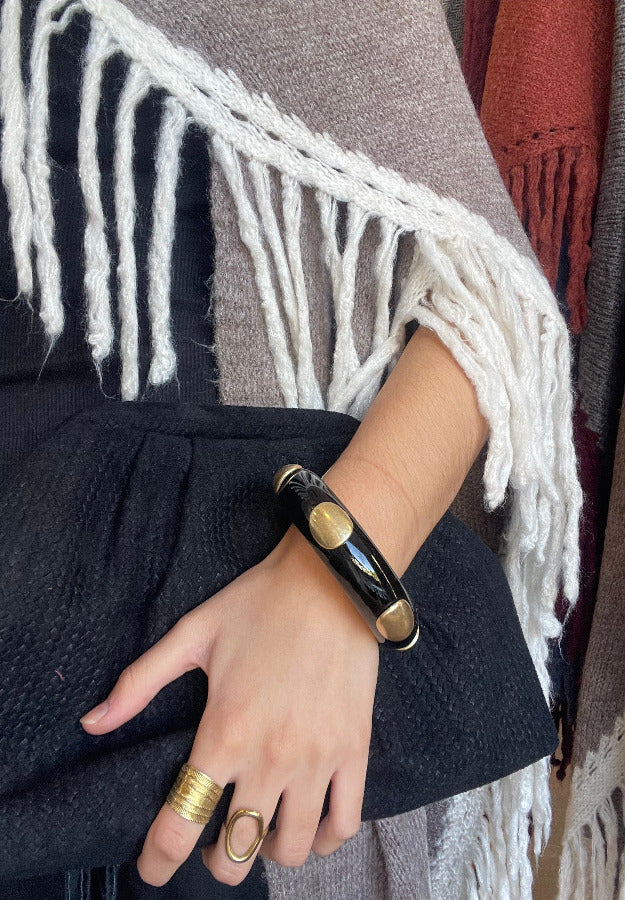 Brazalete Negro con Apliques Dorados