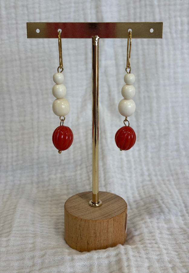 Pendiente Pastora beige y coral